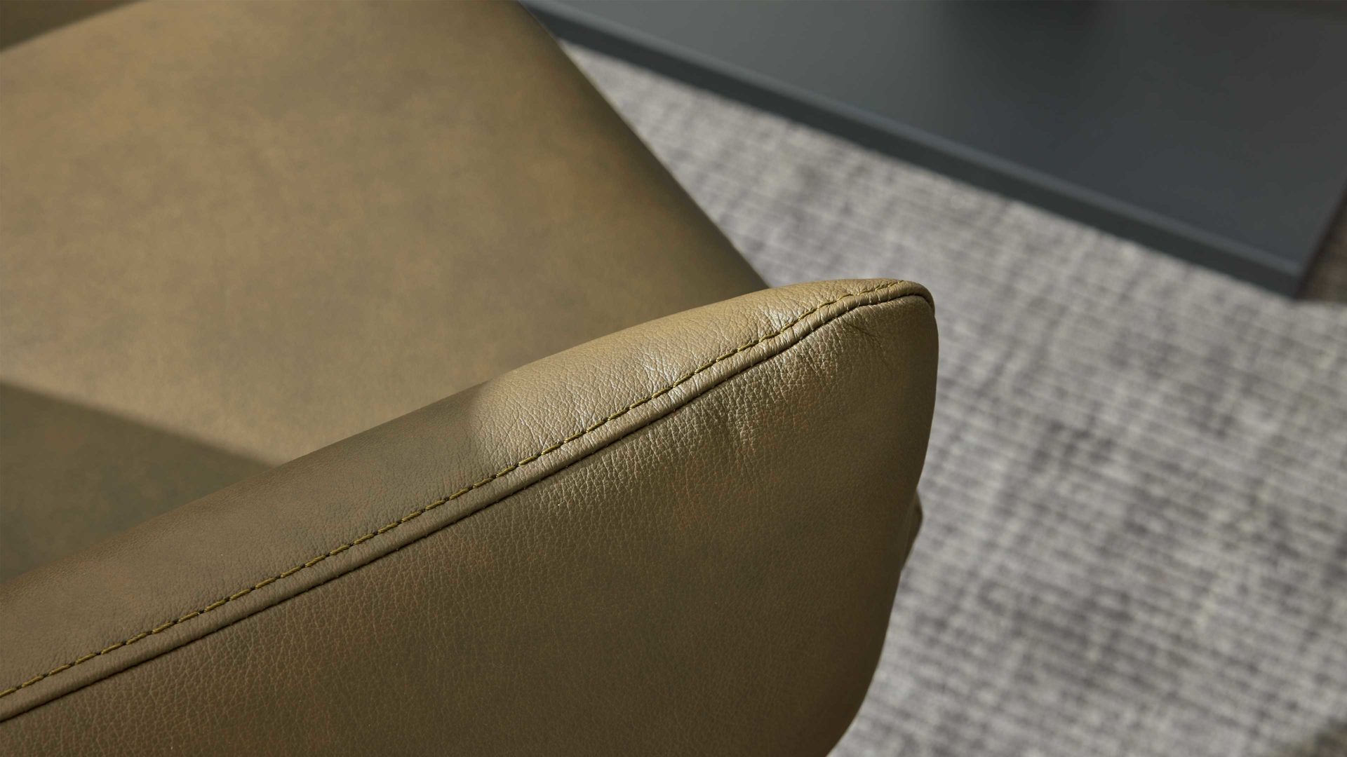 Polsterstuhl Interliving aus Leder in Grün Interliving Esszimmer Serie 5504 - Armlehnstuhl grünes Leder EVI 33 & schwarzer Drehfuß S 349