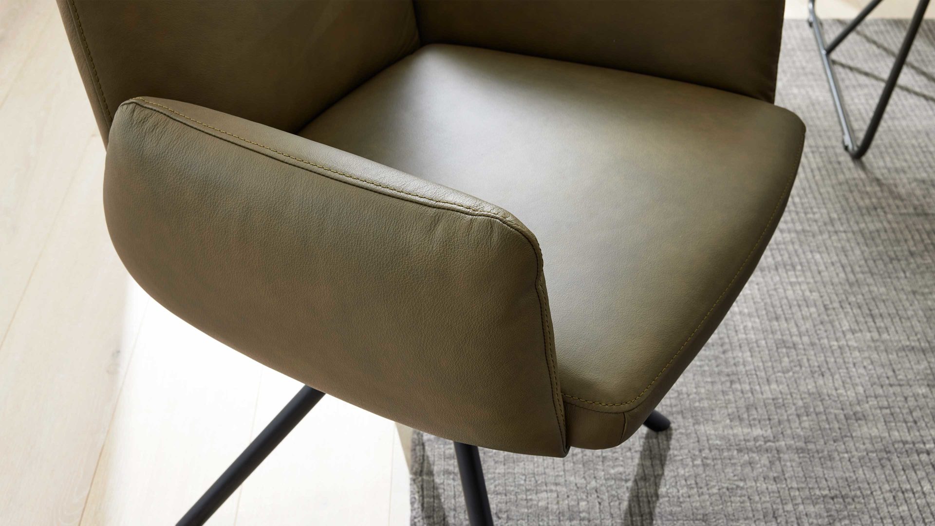 Polsterstuhl Interliving aus Leder in Grün Interliving Esszimmer Serie 5504 - Armlehnstuhl grünes Leder EVI 33 & schwarzer Drehfuß S 349