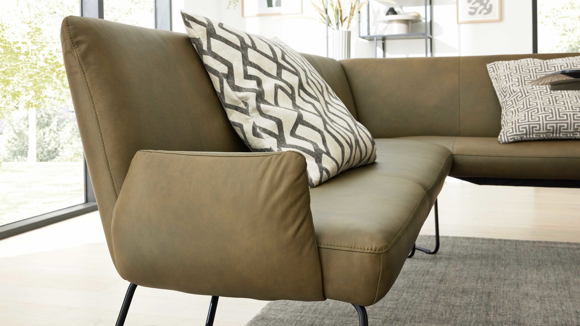 Eckbank Interliving aus Leder in Grün Interliving Esszimmer Serie 5504 - Eckbank grünes Leder EVI 33 & schwarzes Kufengestell S 355 - Stellfläche ca. 249 x 189 cm