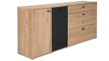 Sideboard Interliving aus Holz in Holzfarben Interliving Wohnzimmer Serie 2024 - Sideboard 33 Eiche & Schwarzglas - zwei Türen, drei Schubladen