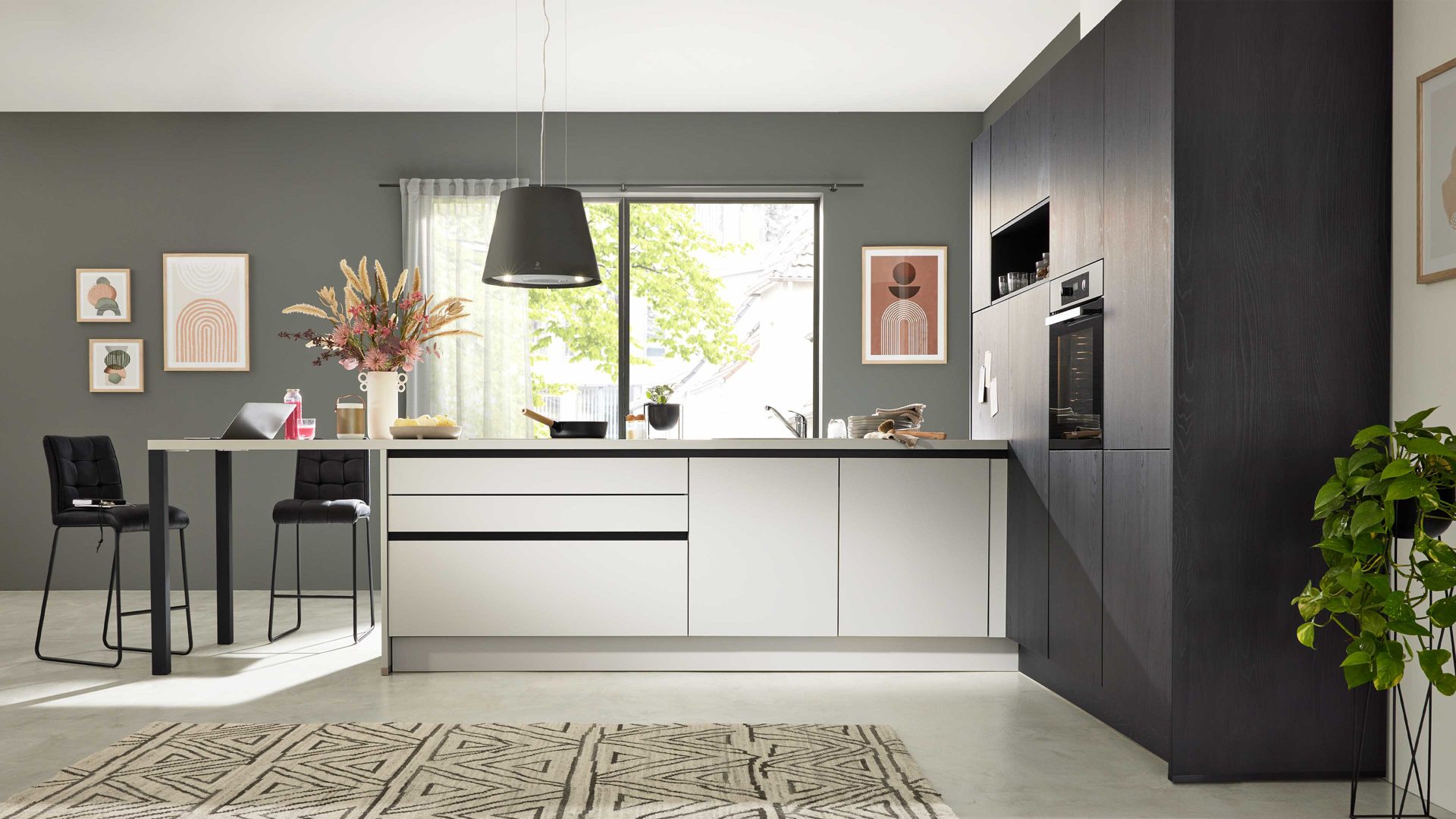 Einbauküche Interliving aus Holz in Schwarz Interliving Küche Serie 3056 mit Miele Einbaugeräten Eiche Nero & Platingrau – Stellfläche ca. 400 x 285 cm