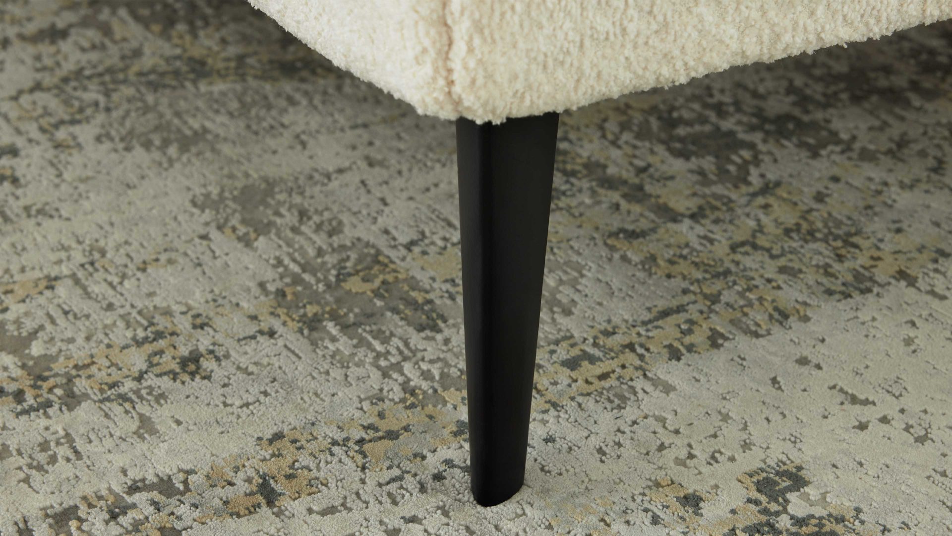 Bettgestell Interliving aus Stoff in Weiß Interliving Polsterbett Serie 1416 - Polsterbettgestell naturweiße Chenille Kama 680000 & schwarze Metallfüße – Liegefläche ca. 180 x 200 cm