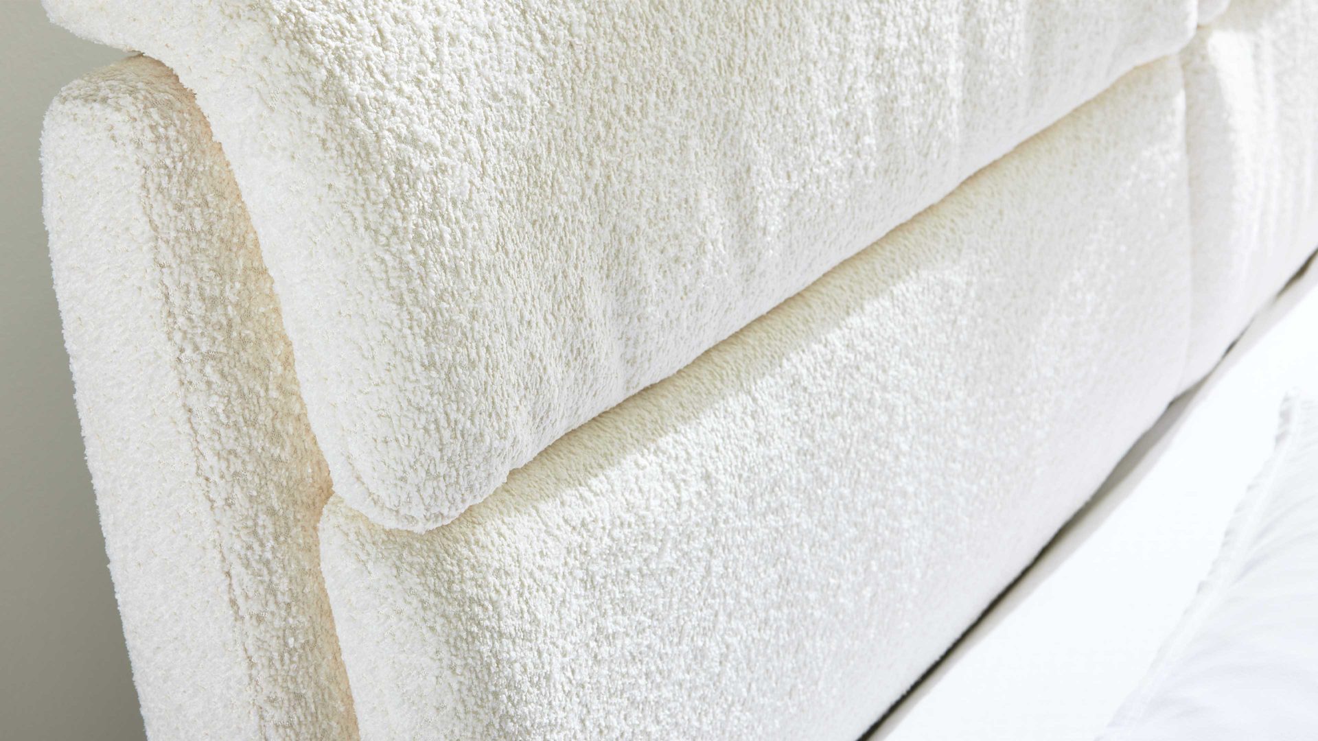 Bettgestell Interliving aus Stoff in Weiß Interliving Bettensystem Serie 1416 - Polsterbettgestell naturweiße Chenille Kama 680000 & schwarze Metallfüße – Liegefläche ca. 180 x 200 cm