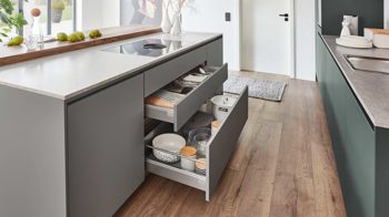 Einbauküche Nobilia® aus Holz in Dunkelgrün nobilia® Einbauküche Easytouch mit BORA Muldenlüfter Mineralgrün & Taupegrau – zweizeilig