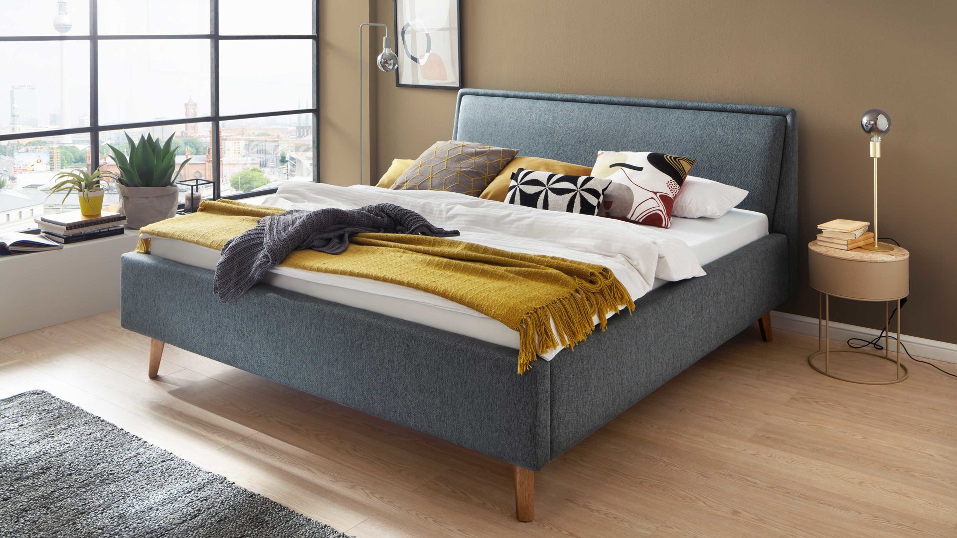 Bettgestell Meise.möbel aus Stoff in Blau Polsterbettgestell Frieda oceanfarbener Bezug Stelar 39 & eichefarbene Holzfüße - Liegefläche ca. 160 x 200 cm
