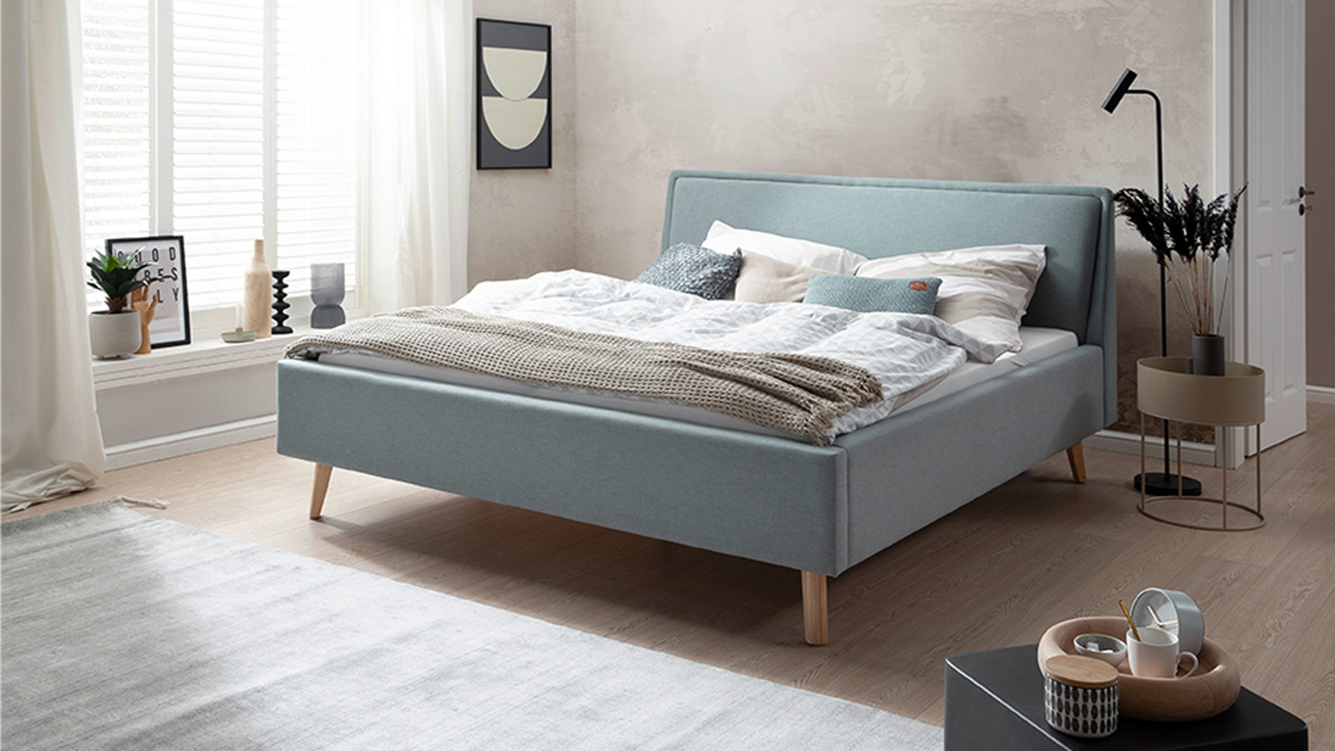 Bettgestell Meise.möbel aus Stoff in Blau Polsterbettgestell Frieda mit Bettkasten eisblauer Bezug Sawana 72 & eichfarbene Holzfüße - Liegefläche ca. 160 x 200 cm