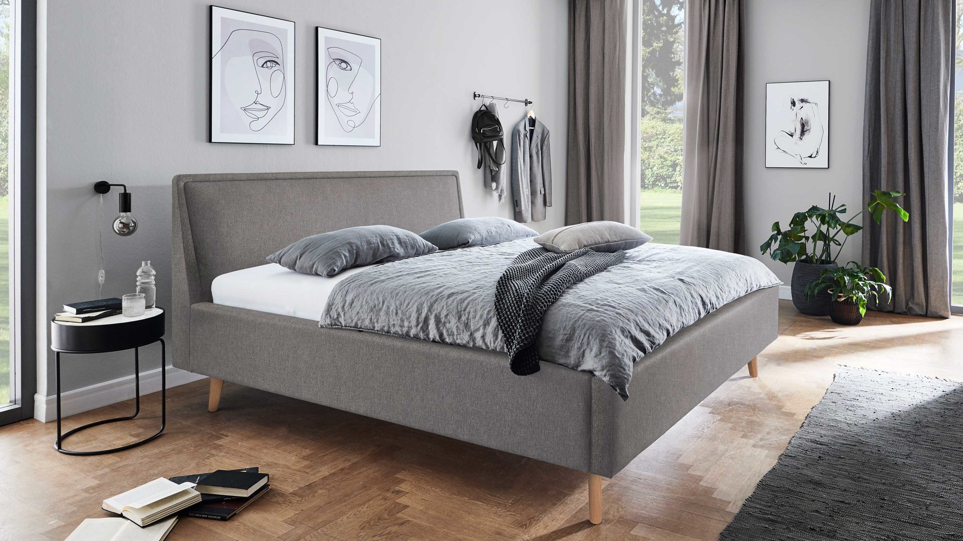Bettgestell Meise.möbel aus Stoff in Hellgrau Polsterbettgestell Frieda mit Bettkasten hellgrauer Bezug Sawana 21 & eichefarbene Holzfüße - Liegefläche ca. 160 x 200 cm