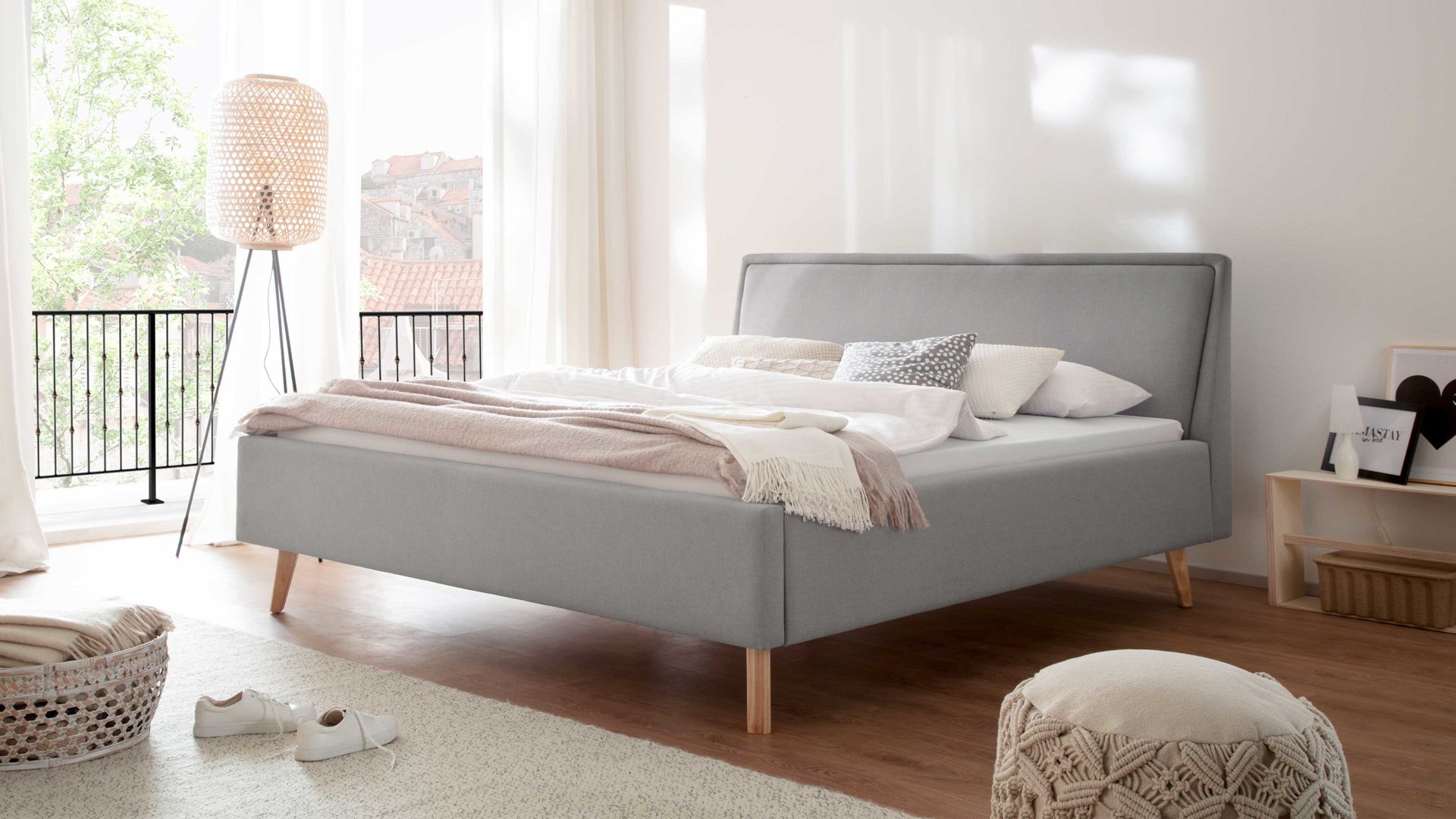 Bettgestell Meise.möbel aus Stoff in Hellgrau Polsterbettgestell Frieda hellgrauer Bezug Sawana 21 & eichefarbene Holzfüße - Liegefläche ca. 160 x 200 cm