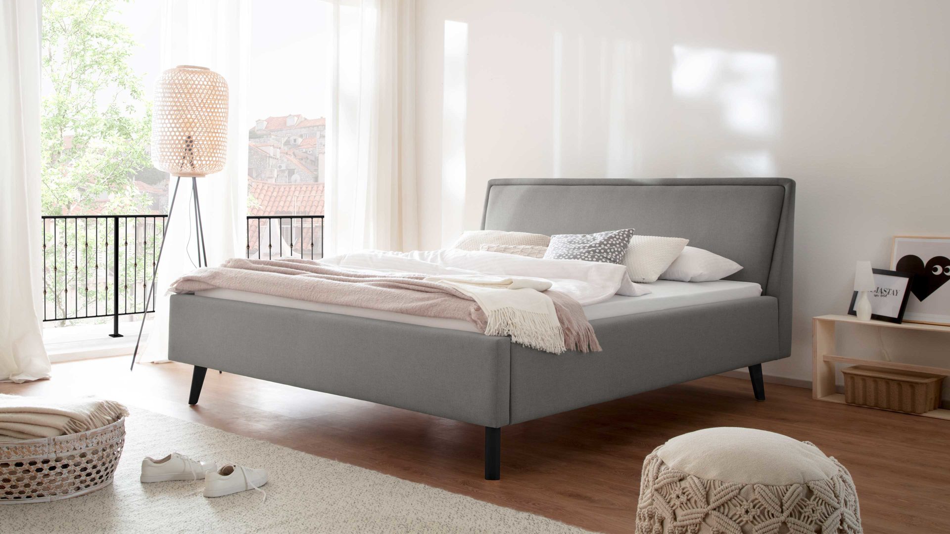 Bettgestell Meise.möbel aus Stoff in Hellgrau Polsterbettgestell Frieda hellgrauer Bezug Sawana 21 & schwarze Holzfüße - Liegefläche ca. 160 x 200 cm