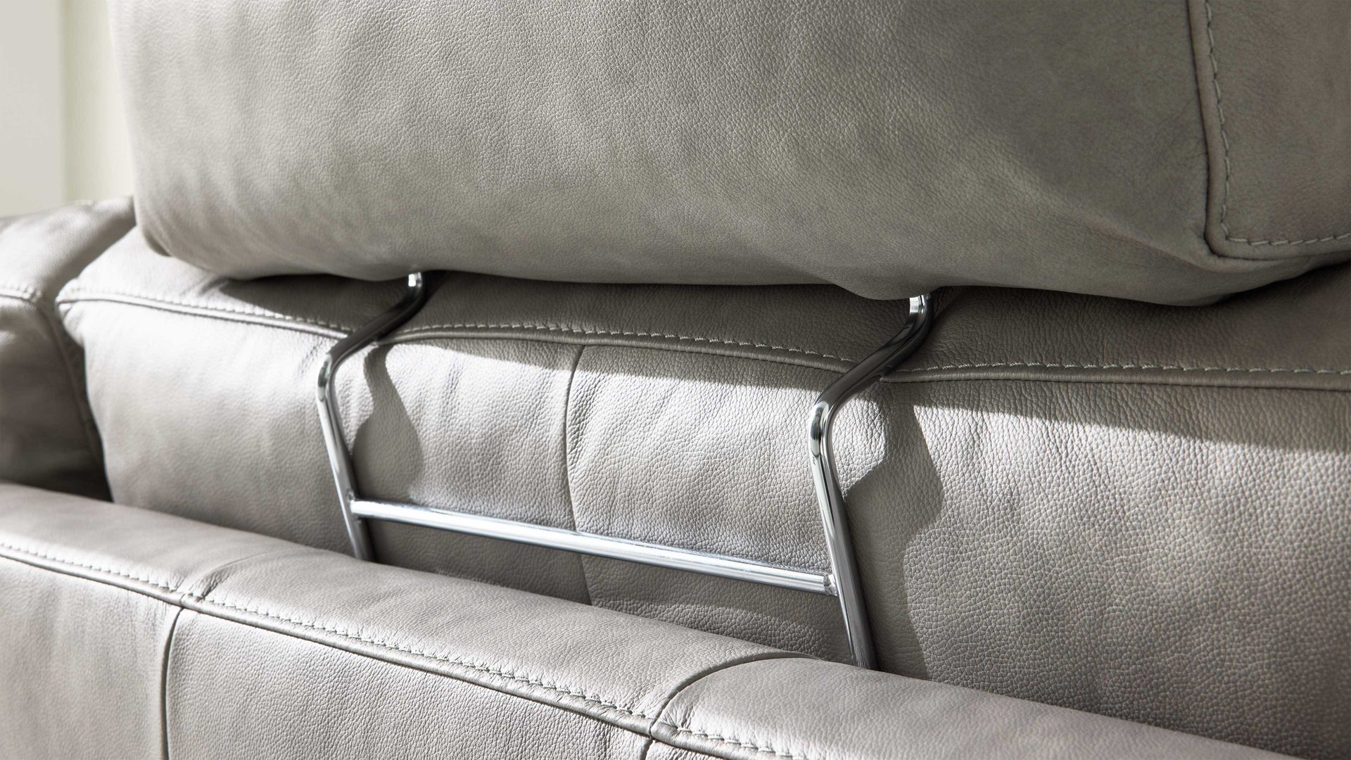 Kopfstütze Interliving aus Leder in Hellgrau Interliving Sofa Serie 4004 - Kopfstütze U70K hellgraues LongLife-Leder Z69-22 - Breite ca. 60 cm