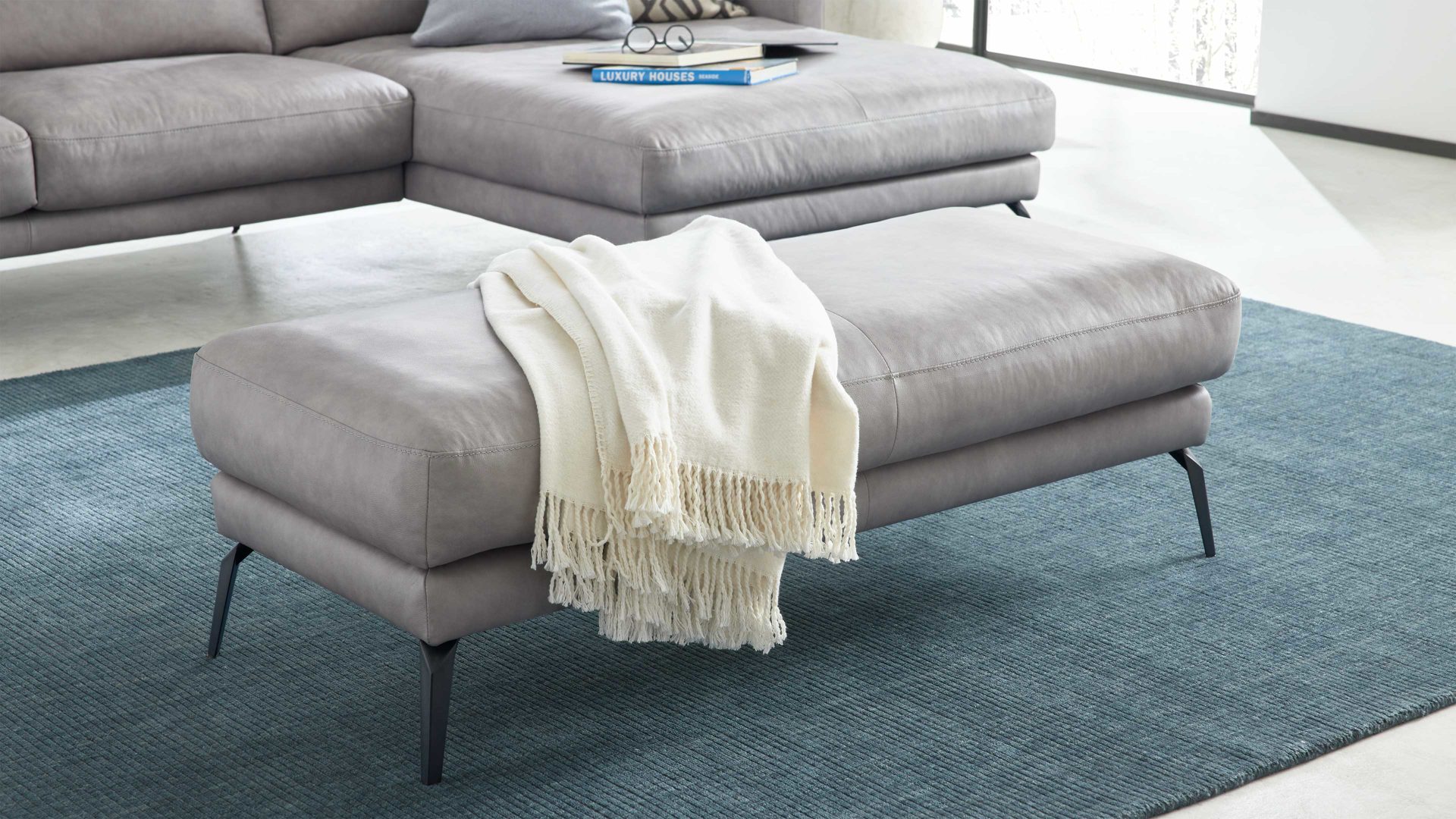 Polsterhocker Interliving aus Leder in Hellgrau Interliving Sofa Serie 4004 - XXL-Hocker hellgraues LongLife-Leder Z69.22 - ca. 140 x 60 cm