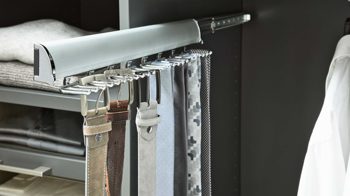 Zubehör Interliving aus Metall in Metallfarben Interliving Schlafzimmer Serie 1029 – Gürtelhalter acht Haken