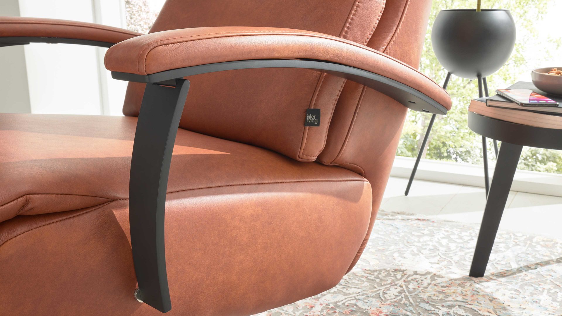 Relaxsessel Interliving aus Leder in Hellbraun Interliving Sofa Serie 4541 – Relaxsessel manuell - cognacfarbenes LongLife-Leder Cloudy & Sternfuß V4S