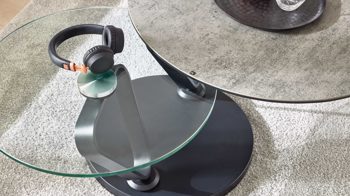 Couchtisch Interliving aus Keramik in Hellgrau Interliving Couchtisch Serie 6218 - Funktionscouchtisch silbergraue Keramik & schwarzer Stahl - Durchmesser ca. 75 cm