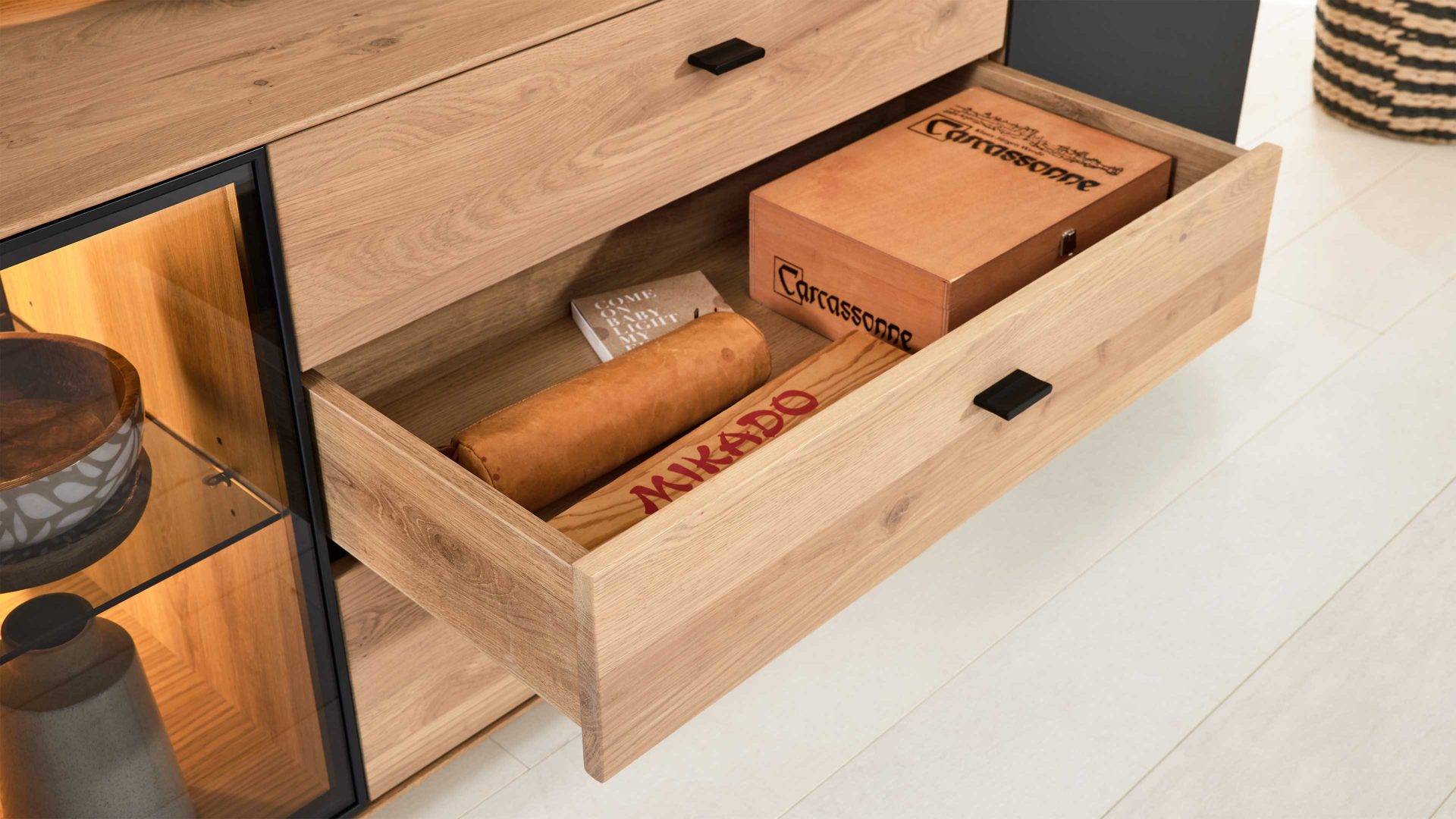 Wohnwand Interliving aus Holz in Holzfarben Interliving Wohnzimmer Serie 2025 - Wohnwand Wildeiche, Anthrazit & Kork - dreiteilig, Breite ca. 325 cm