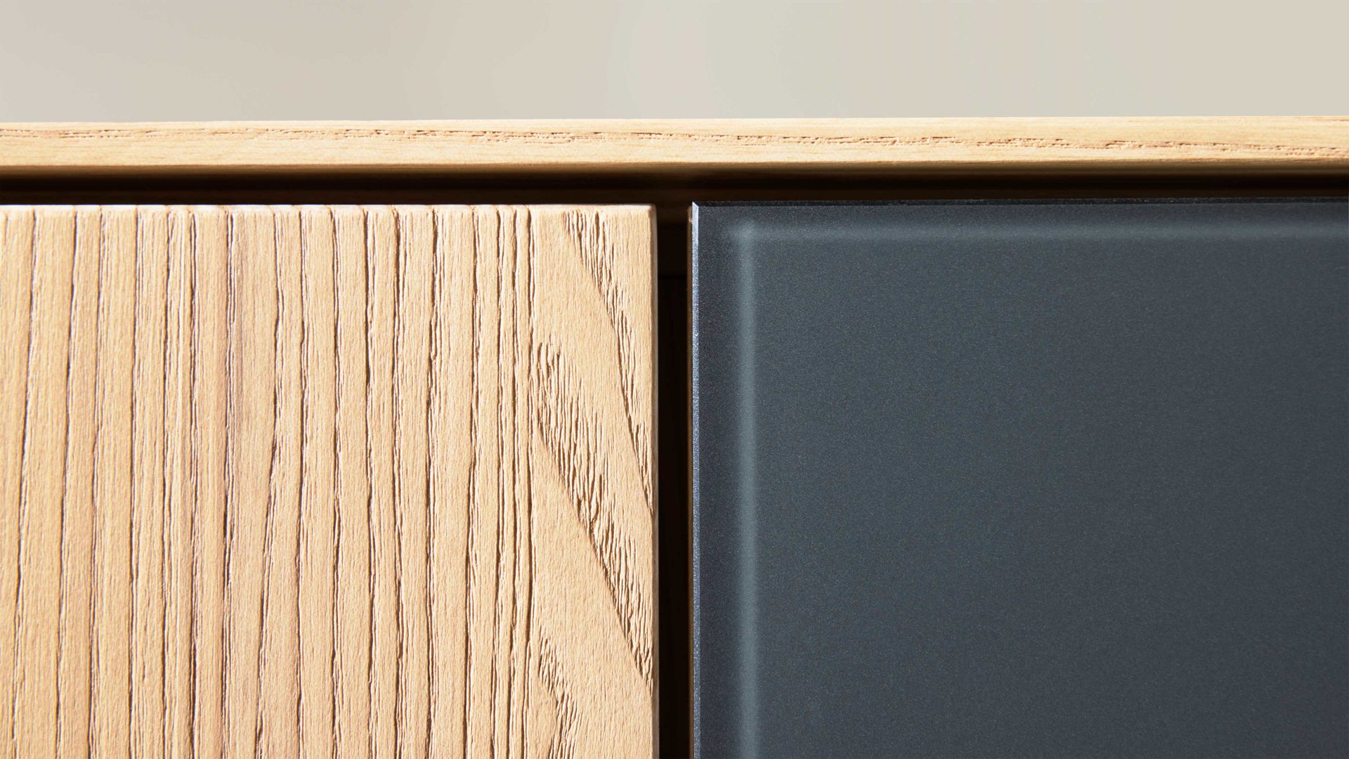 Lowboard Interliving aus Holz in Holzfarben Interliving Wohnzimmer Serie 2025 - Lowboard 32 Wildeiche, Anthrazit & Kork - Breite ca. 195 cm