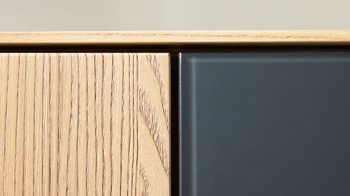 Vitrine Interliving aus Holz in Holzfarben Interliving Wohnzimmer Serie 2025 - Vitrine 01 Wildeiche, Anthrazit & Kork - drei Türen, Höhe ca. 209 cm