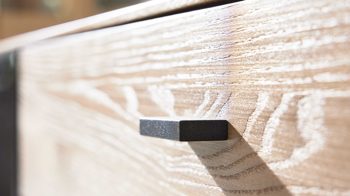 Vitrine Interliving aus Holz in Holzfarben Interliving Wohnzimmer Serie 2025 - Vitrine Wildeiche, Anthrazit & Kork - zwei Türen, Höhe ca. 167 cm