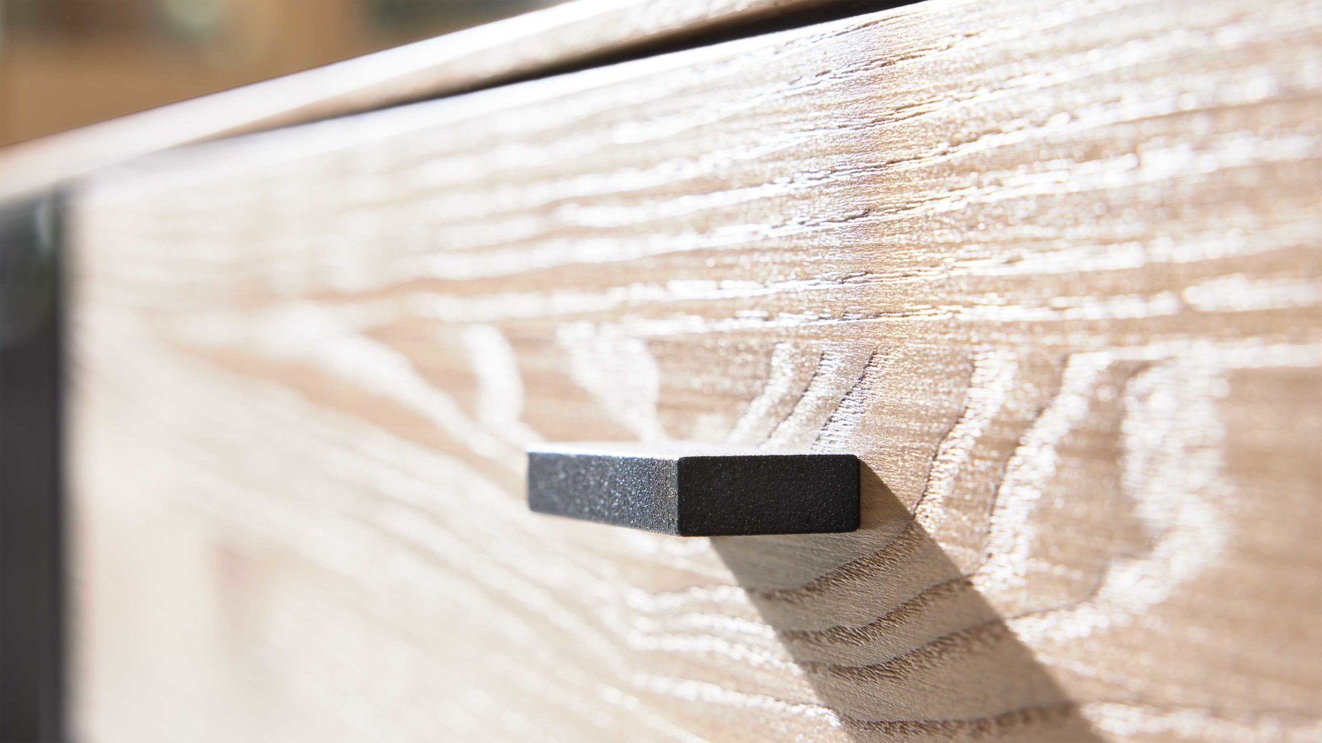 Vitrine Interliving aus Holz in Holzfarben Interliving Wohnzimmer Serie 2025 - Vitrine Wildeiche, Anthrazit & Kork - zwei Türen, Höhe ca. 167 cm