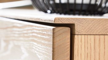 Lowboard Interliving aus Holz in Holzfarben Interliving Wohnzimmer Serie 2025 - Lowboard Wildeiche, Anthrazit & Kork - Breite ca. 175 cm