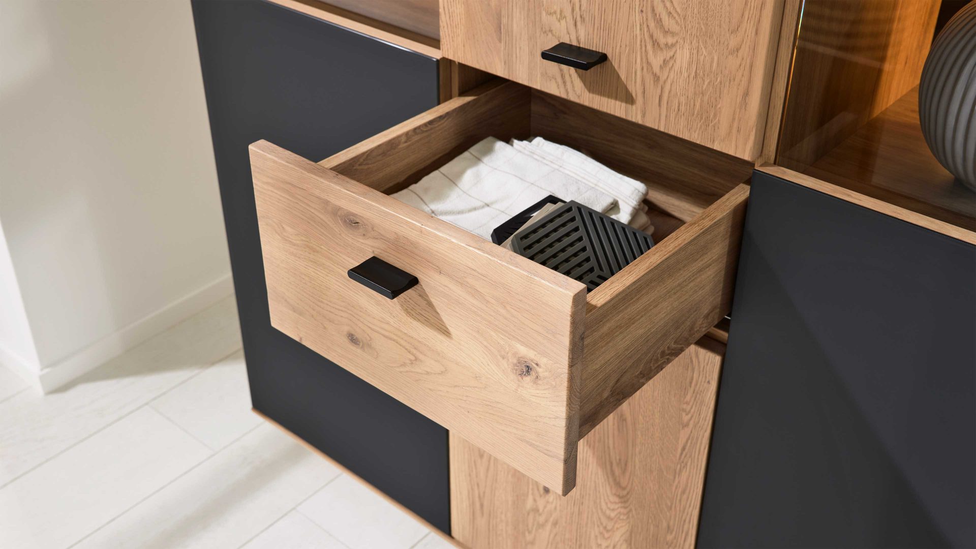 Highboard Interliving aus Holz in Holzfarben Interliving Wohnzimmer Serie 2025 - Highboard Wildeiche, Anthrazit & Kork - vier Türen, eine Schublade, Breite ca. 116 cm