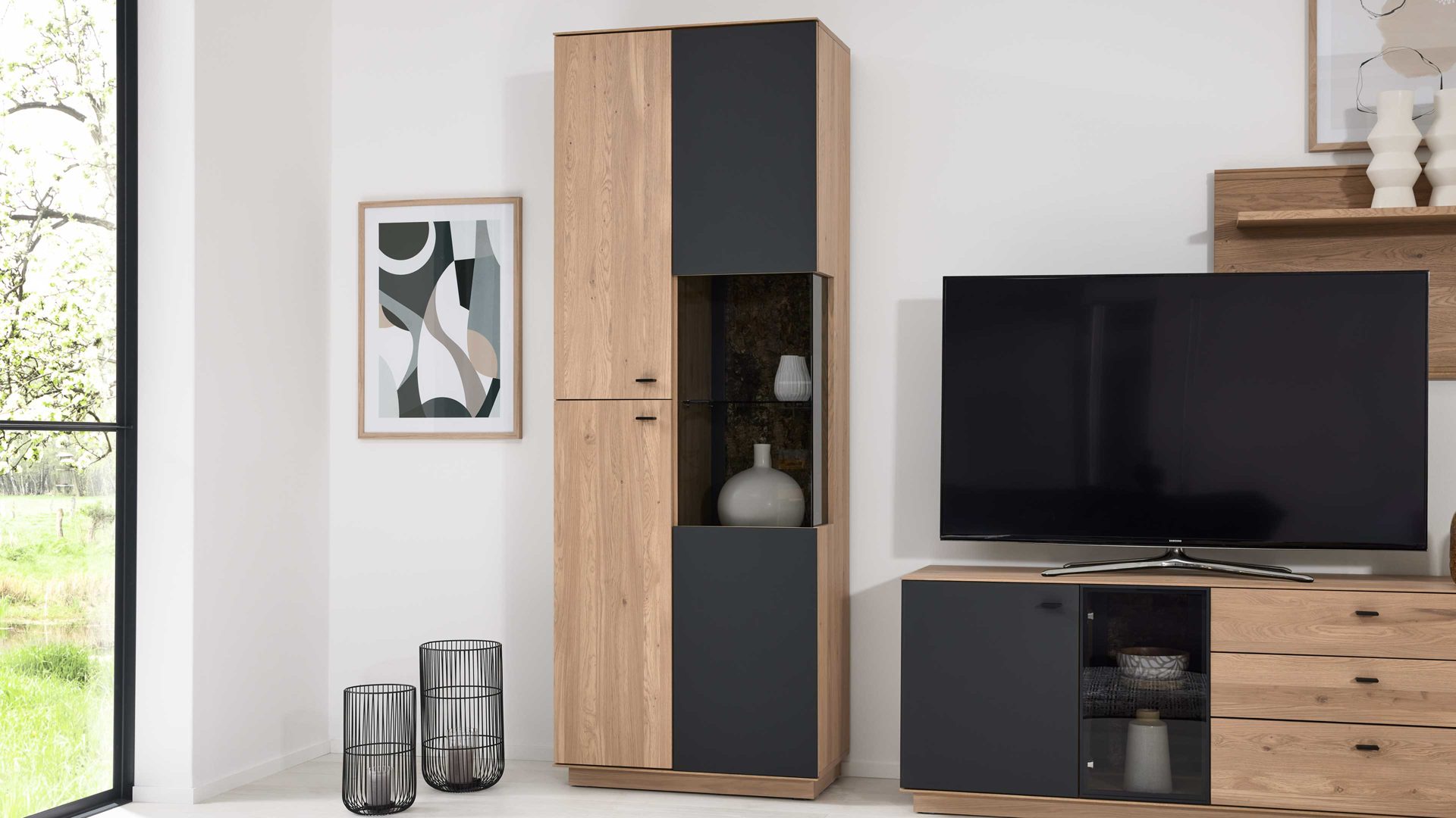 Vitrine Interliving aus Holz in Holzfarben Interliving Wohnzimmer Serie 2025 - Vitrine Wildeiche, Anthrazit & Kork - drei Türen, Höhe ca. 209 cm