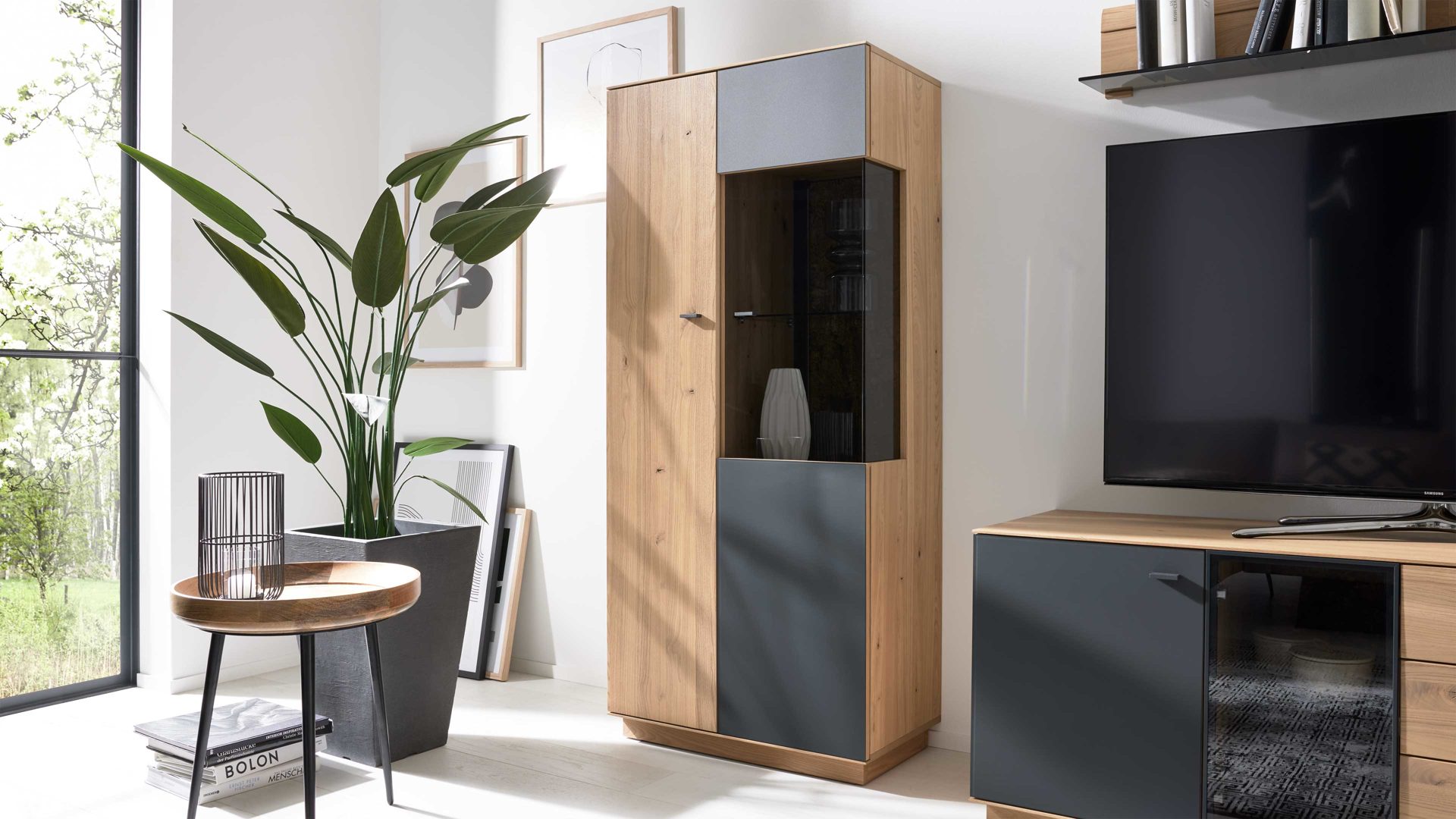 Vitrine Interliving aus Holz in Holzfarben Interliving Wohnzimmer Serie 2025 - Vitrine Wildeiche, Anthrazit & Kork - zwei Türen, Höhe ca. 167 cm