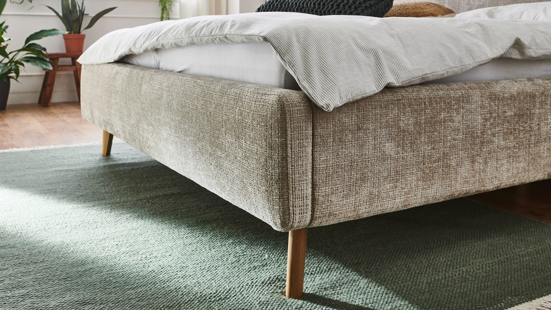 Bettgestell Meise.möbel aus Stoff in Beige Polsterbettgestell Mattis beigefarbener Chenille Bezug Yunus 3 & Holzfüße - Liegefläche ca. 180 x 200 cm