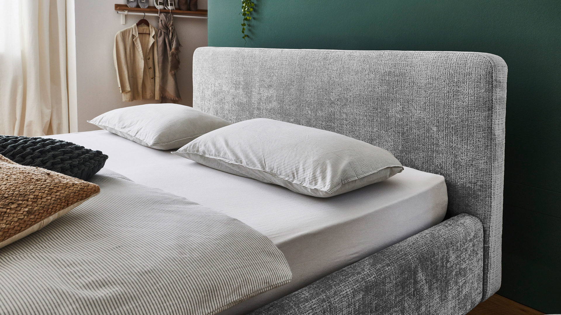 Bettgestell Meise.möbel aus Stoff in Grau Polsterbettgestell Mattis grauer Chenille Bezug Yunus 20 & Holzfüße - Liegefläche ca. 140 x 200 cm