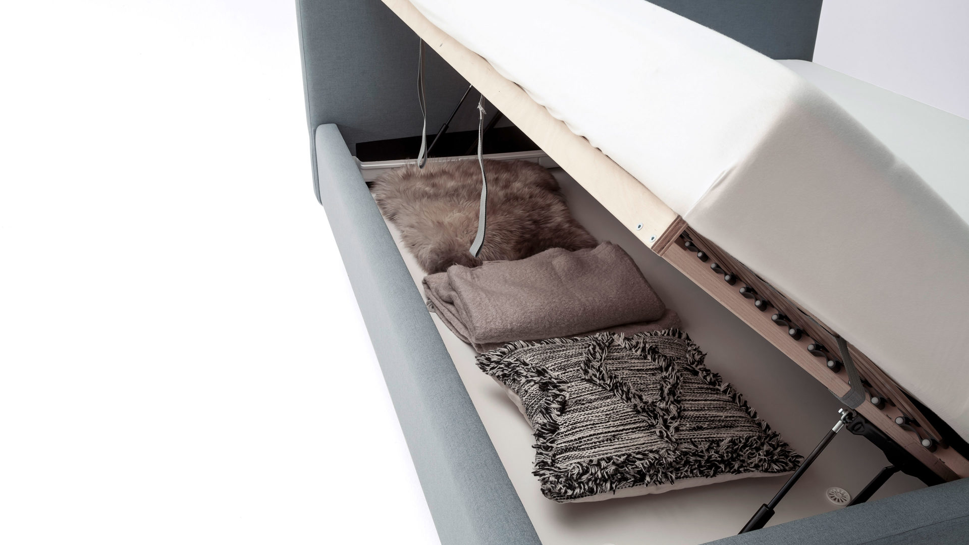 Bettgestell Meise.möbel aus Stoff in Blau Polsterbettgestell Mattis mit Bettkasten eisblaues Flachgewebe Aspen 84 & Holzfüße - Liegefläche ca. 160 x 200 cm