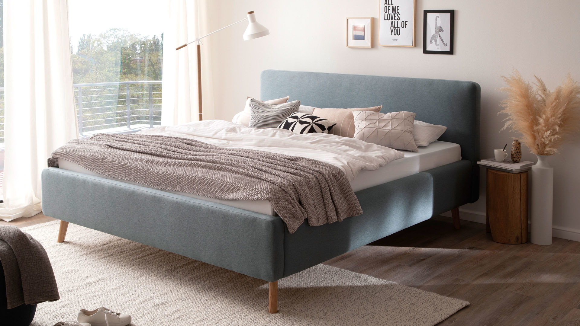 Bettgestell Meise.möbel aus Stoff in Blau Polsterbettgestell Mattis mit Bettkasten eisblaues Flachgewebe Aspen 84 & Holzfüße - Liegefläche ca. 180 x 200 cm
