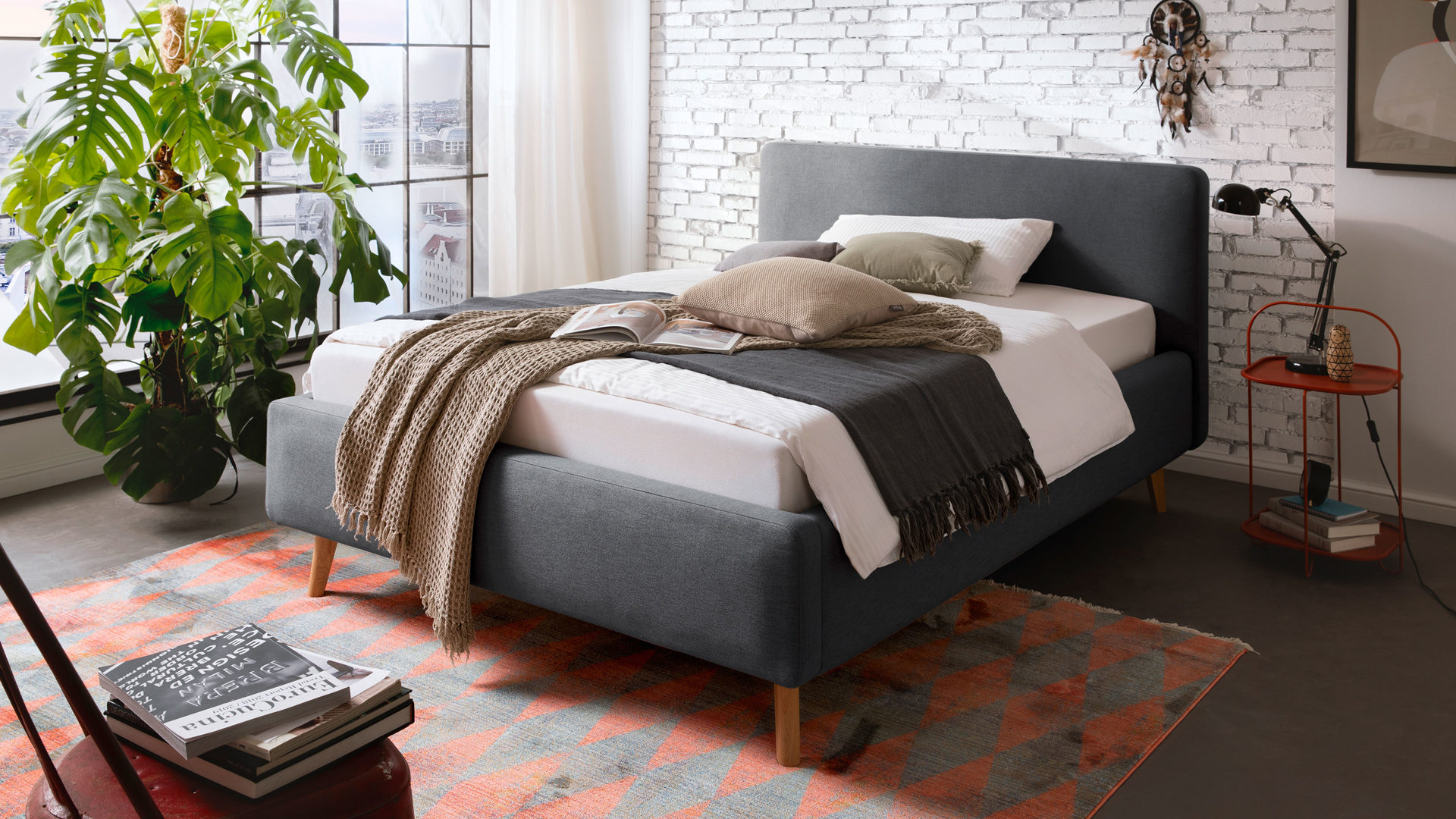 Bettgestell Meise.möbel aus Stoff in Anthrazit Polsterbettgestell Mattis mit Bettkasten anthrazitfarbenes Flachgewebe Aspen 96 & Holzfüße - Liegefläche ca. 140 x 200 cm