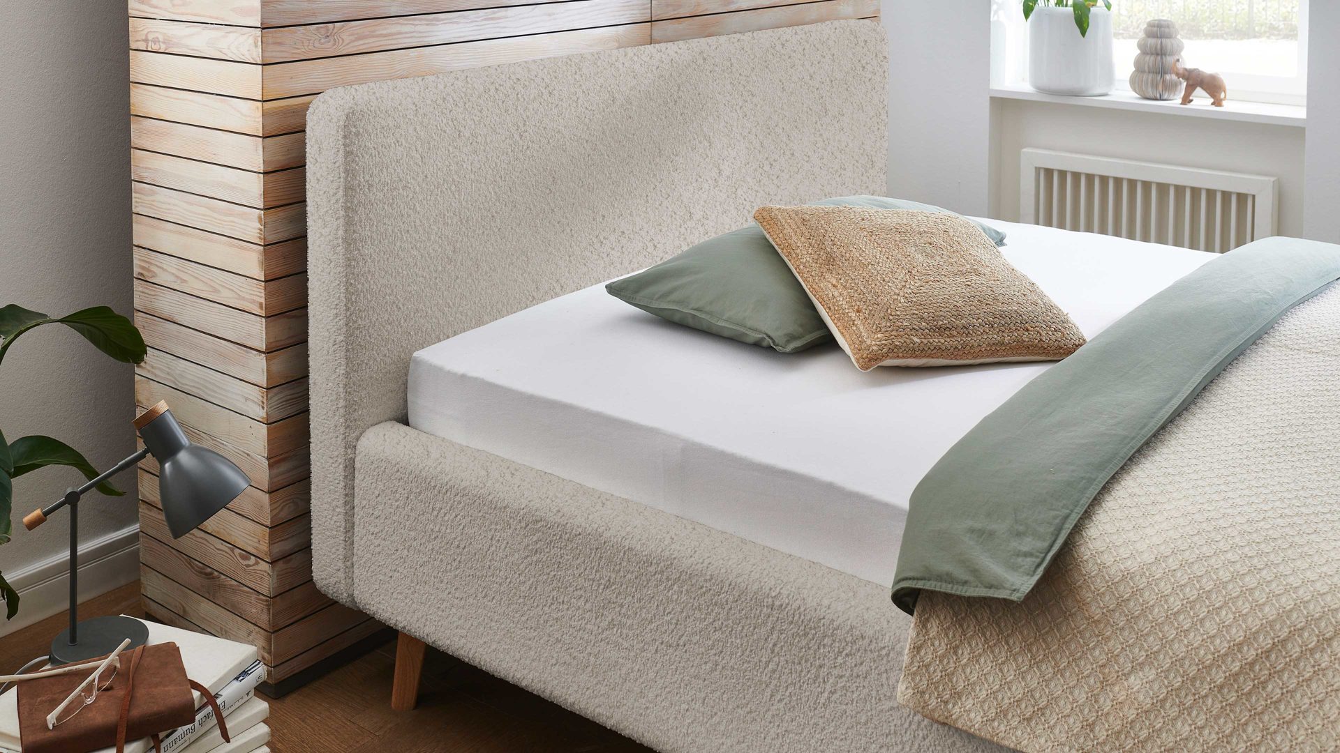 Bettgestell Meise.möbel aus Stoff in Beige Polsterbettgestell Mattis mit Bettkasten beigefarbener Boucle Bezug Abriamo 3 & Holzfüße - Liegefläche ca. 180 x 200 cm