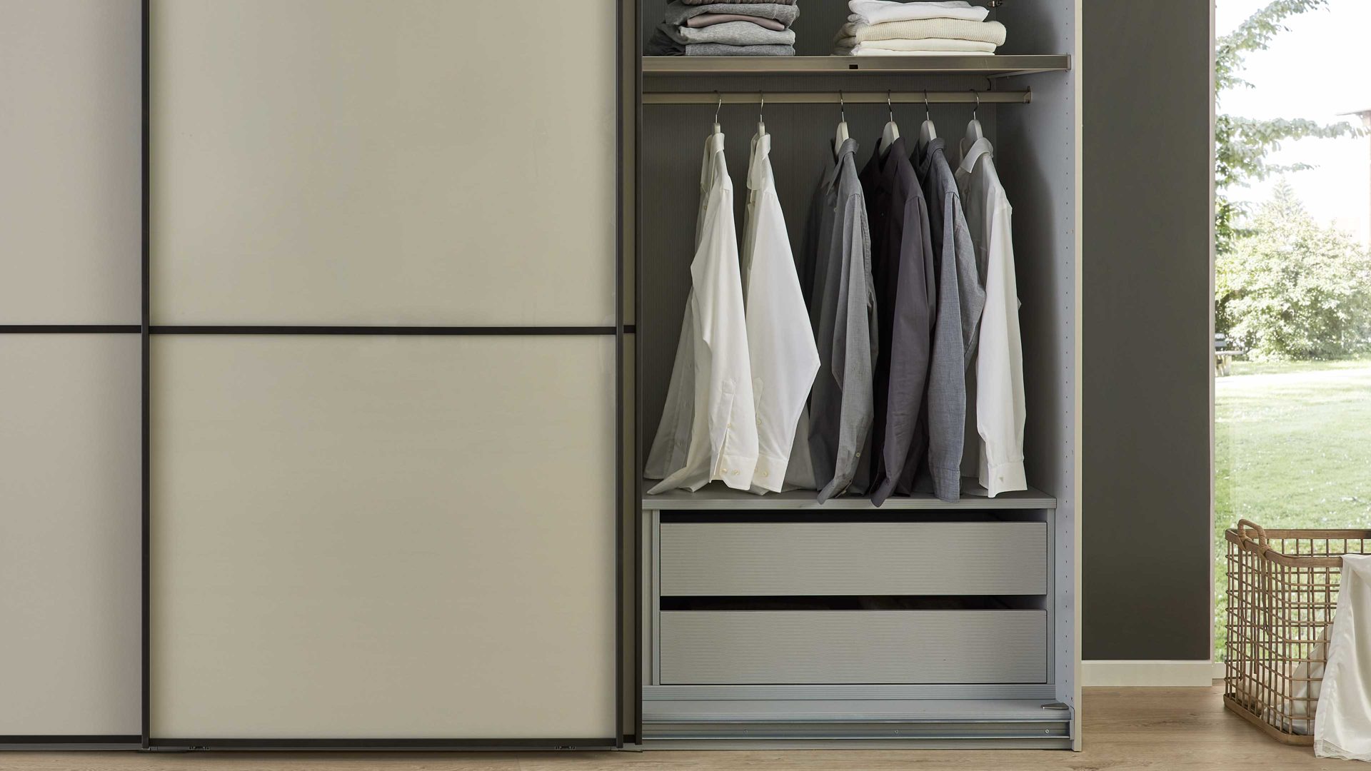 Kleiderschrank Interliving aus Holz in Hellgrau Interliving Kleiderschrank Serie 1205 – Schwebetürenschrank Champagner & Schiefer – drei Türen, Breite ca. 300 cm