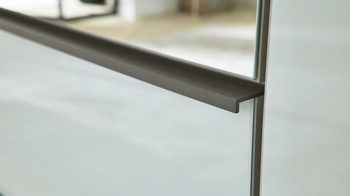 Kleiderschrank Interliving aus Holz in Weiß Interliving Kleiderschrank Serie 1205 – Falttürenschrank 683 Weiß & Kieselgrau – sechs Türen, vier Schubladen, Breite ca. 300 cm