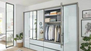 Kleiderschrank Interliving aus Holz in Weiß Interliving Kleiderschrank Serie 1205 – Falttürenschrank 683 Weiß & Kieselgrau – sechs Türen, vier Schubladen, Breite ca. 300 cm