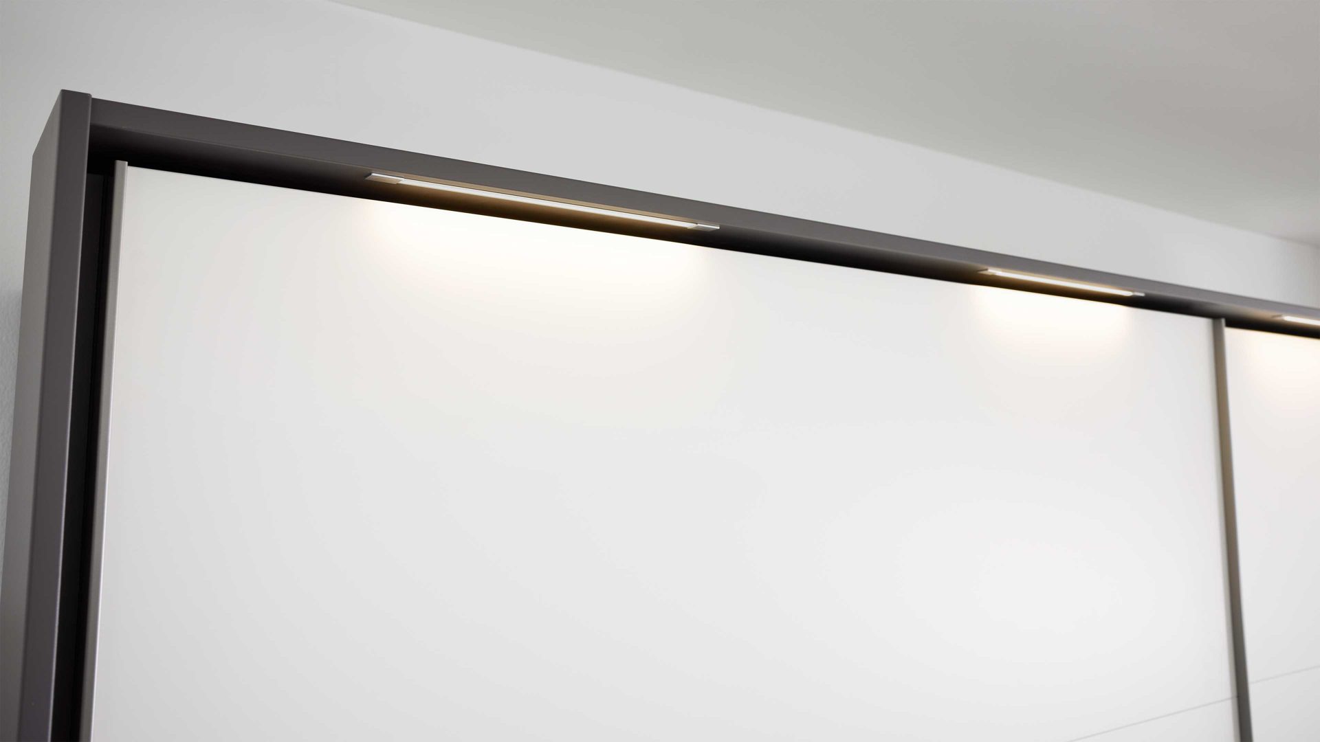 Möbelbeleuchtung Interliving aus Kunststoff in Weiß Interliving Kleiderschrank Serie 1207 – Stab-Beleuchtungs-Set 90353 dreiteilig