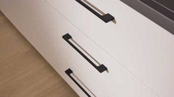 Kleiderschrank Interliving aus Holz in Grau Interliving Kleiderschrank Serie 1207 – Kleiderschrank mit TV-Nische Weiß & Manhattan – sechs Türen, zwei Schubladen, Breite ca. 300 cm