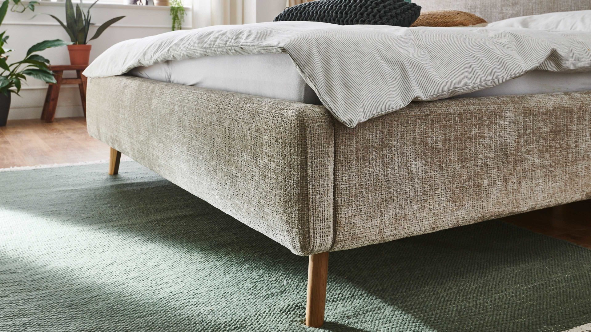 Bettgestell Meise.möbel aus Stoff in Beige Polsterbettgestell Mattis mit Bettkasten beigefarbener Chenille Bezug Yunus 3 & Holzfüße - Liegefläche ca. 160 x 200 cm
