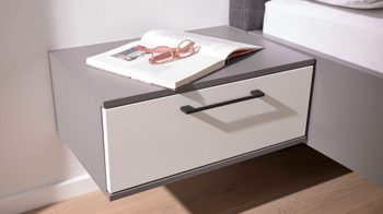 Nachtkommode Interliving aus Holz in Grau Interliving Kleiderschrank Serie 1207 – Hänge-Nachtkonsole 210011 Weiß & Manhattan – eine Schublade, Breite ca. 60 cm