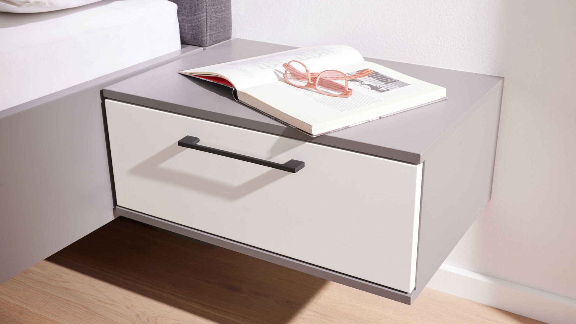 Nachtkommode Interliving aus Holz in Grau Interliving Kleiderschrank Serie 1207 – Hänge-Nachtkonsole 210011 Weiß & Manhattan – eine Schublade, Breite ca. 60 cm