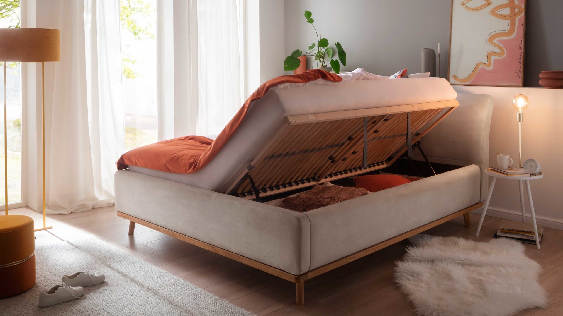 Polsterbett Meise.möbel aus Stoff in Beige Polsterbettgestell Mila mit Bettkasten und Holzrahmen, glattes Kopfteil beiger Flachgewebe-Bezug Capri 3723 - Liegefläche ca. 180 x 200 cm