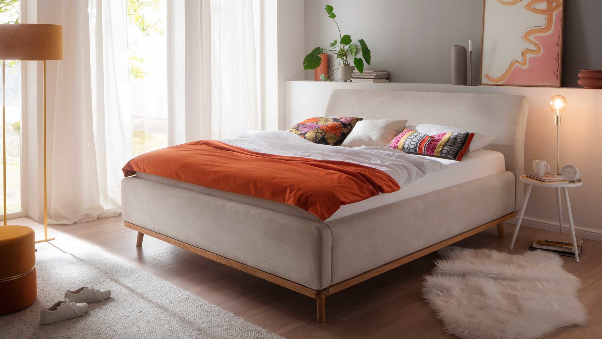 Polsterbett Meise.möbel aus Stoff in Beige Polsterbettgestell Mila mit Bettkasten und Holzrahmen, glattes Kopfteil beiger Flachgewebe-Bezug Capri 3723 - Liegefläche ca. 180 x 200 cm