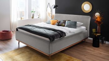 Polsterbett Meise.möbel aus Stoff in Hellgrau Polsterbettgestell Mila mit Bettkasten und Holzrahmen, glattes Kopfteil hellgrauer Flachgewebe-Bezug Capri 4150 - Liegefläche ca. 180 x 200 cm