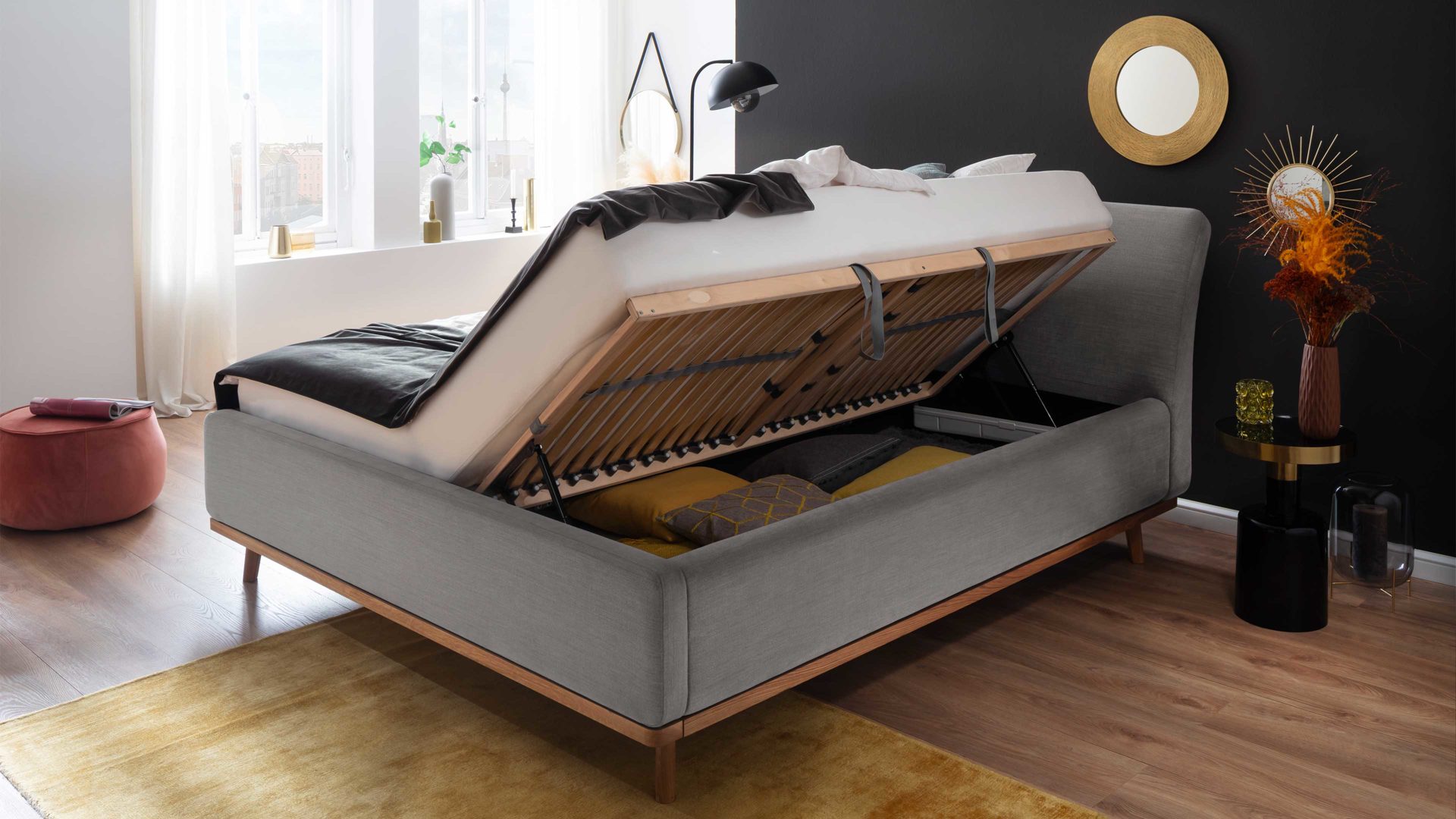 Polsterbett Meise.möbel aus Stoff in Hellgrau Polsterbettgestell Mila mit Bettkasten und Holzrahmen, glattes Kopfteil hellgrauer Flachgewebe-Bezug Capri 4150 - Liegefläche ca. 180 x 200 cm