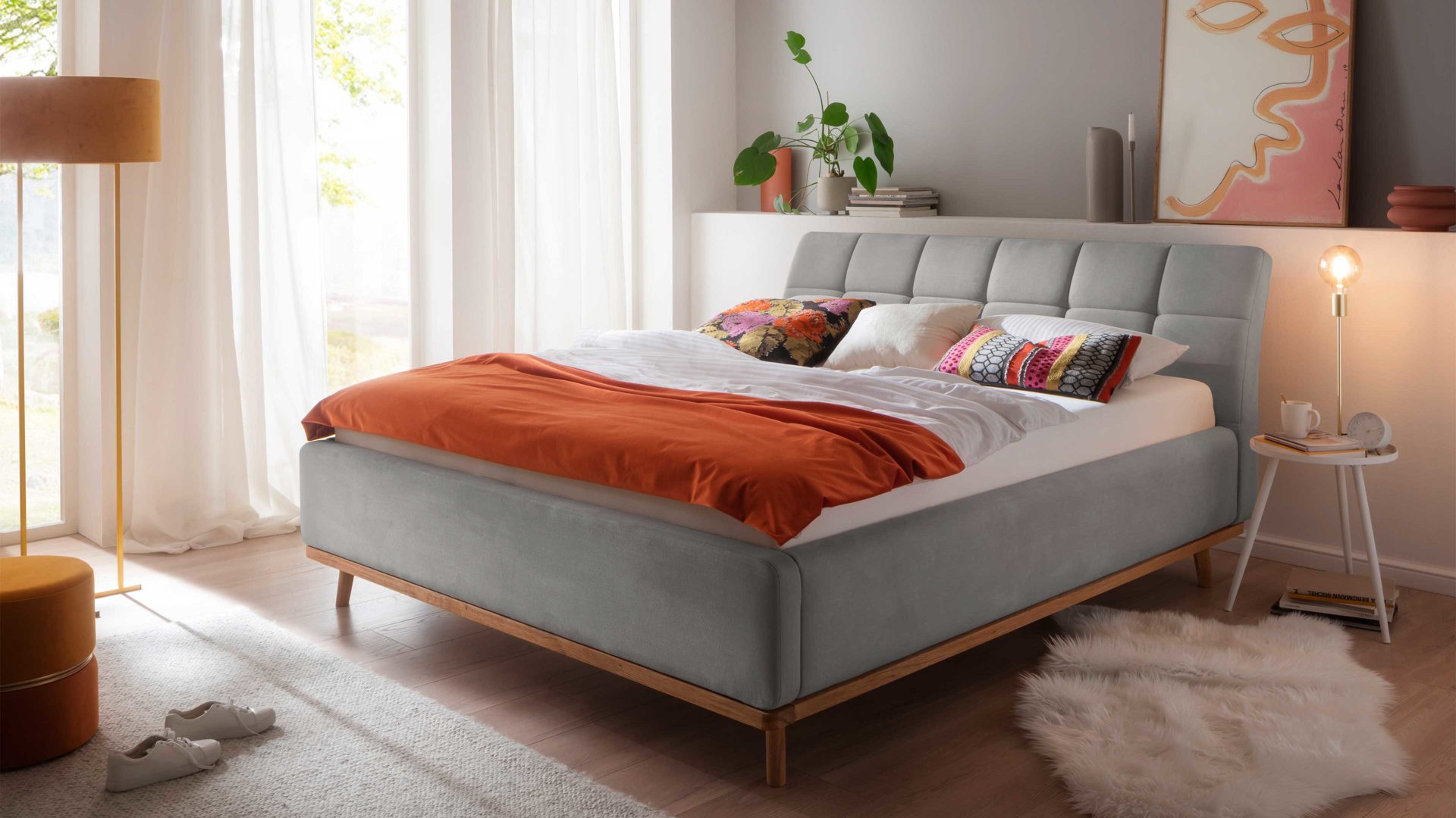 Polsterbett Meise.möbel aus Stoff in Hellgrau Polsterbettgestell Mila mit Bettkasten und Holzrahmen, gestepptes Kopfteil hellgrauer Flachgewebe-Bezug Capri 4150 - Liegefläche ca. 180 x 200 cm