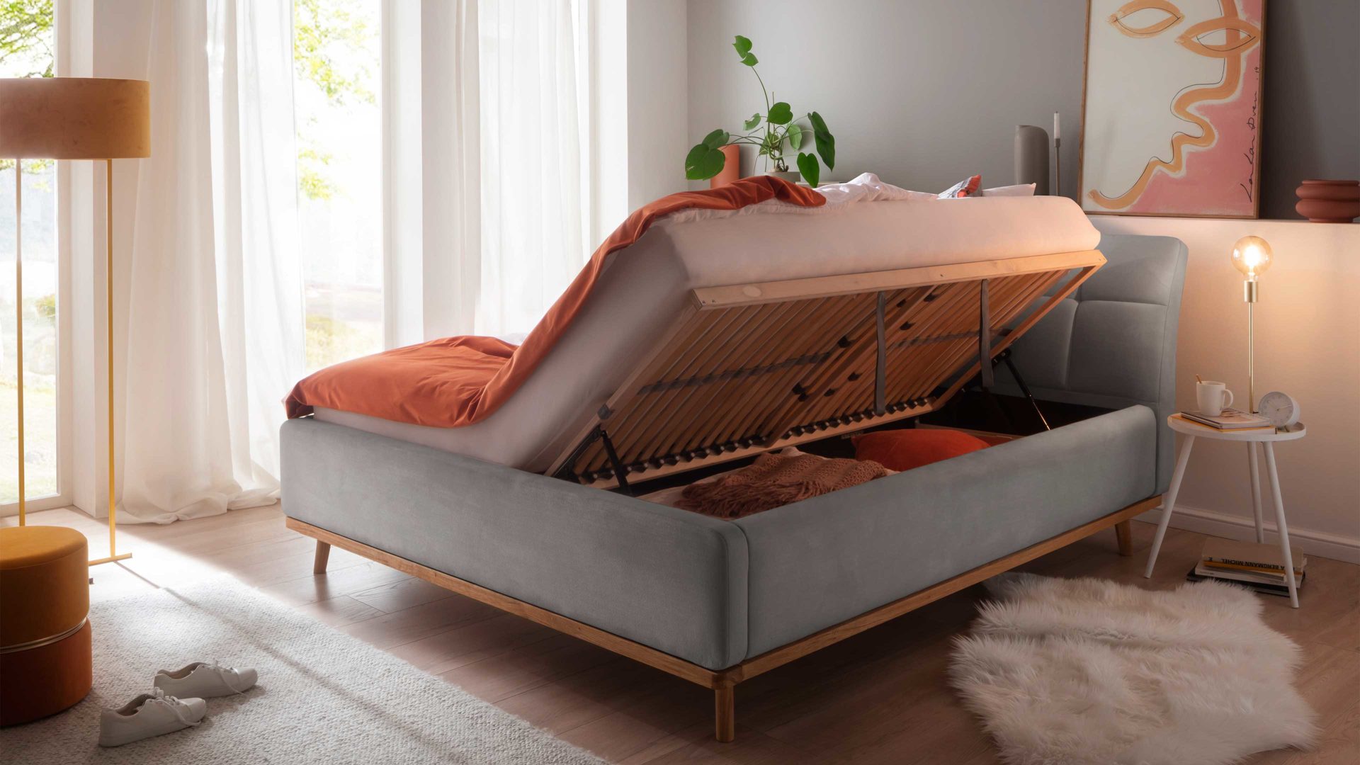 Polsterbett Meise.möbel aus Stoff in Hellgrau Polsterbettgestell Mila mit Bettkasten und Holzrahmen, gestepptes Kopfteil hellgrauer Flachgewebe-Bezug Capri 4150 - Liegefläche ca. 160 x 200 cm