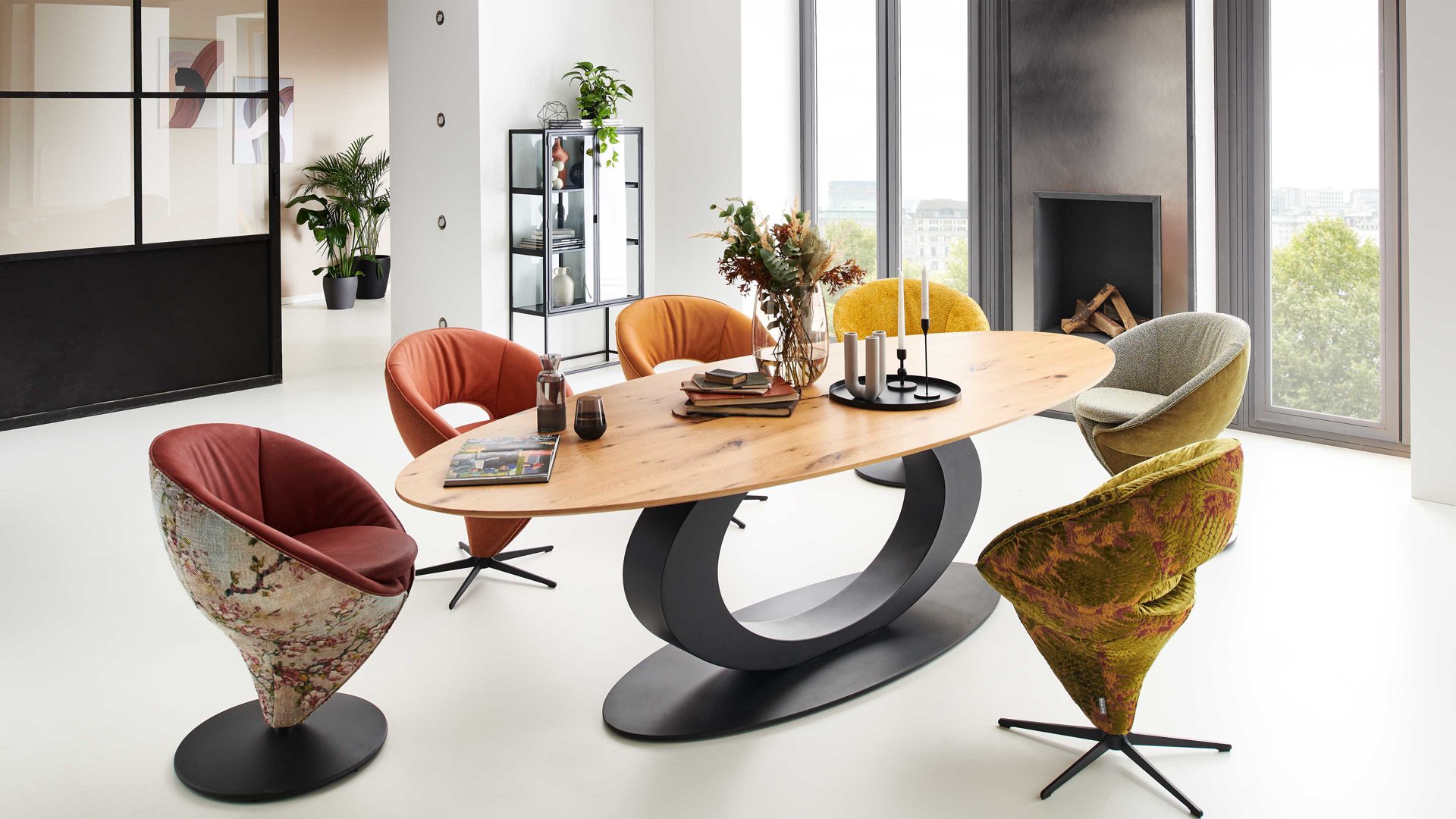 Polsterstuhl Koinor aus Stoff in Gelb KOINOR Dreh-Polsterstuhl goldfarbene Bezugkombination Space 33 & Universe 32, mattschwarzer Tellerfuß