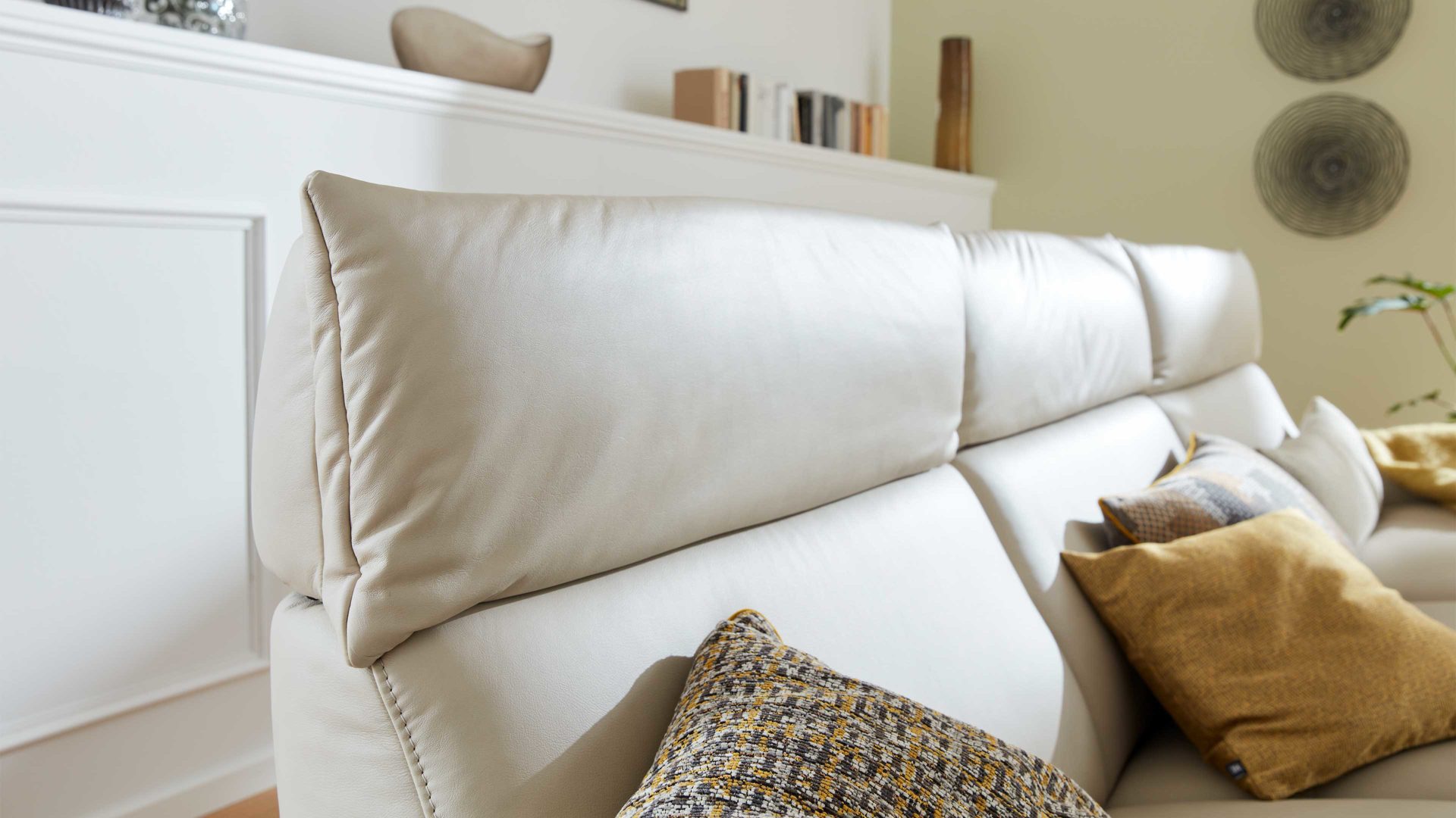 Ecksofa comfortmaster besser sitzen, liegen, leben aus Leder in Weiß Comfortmaster 4160 - Relax-Wohnlandschaft mit Funktionen klifffarbenes LongLife-Leder – Stellfläche ca. 305 x 166 cm