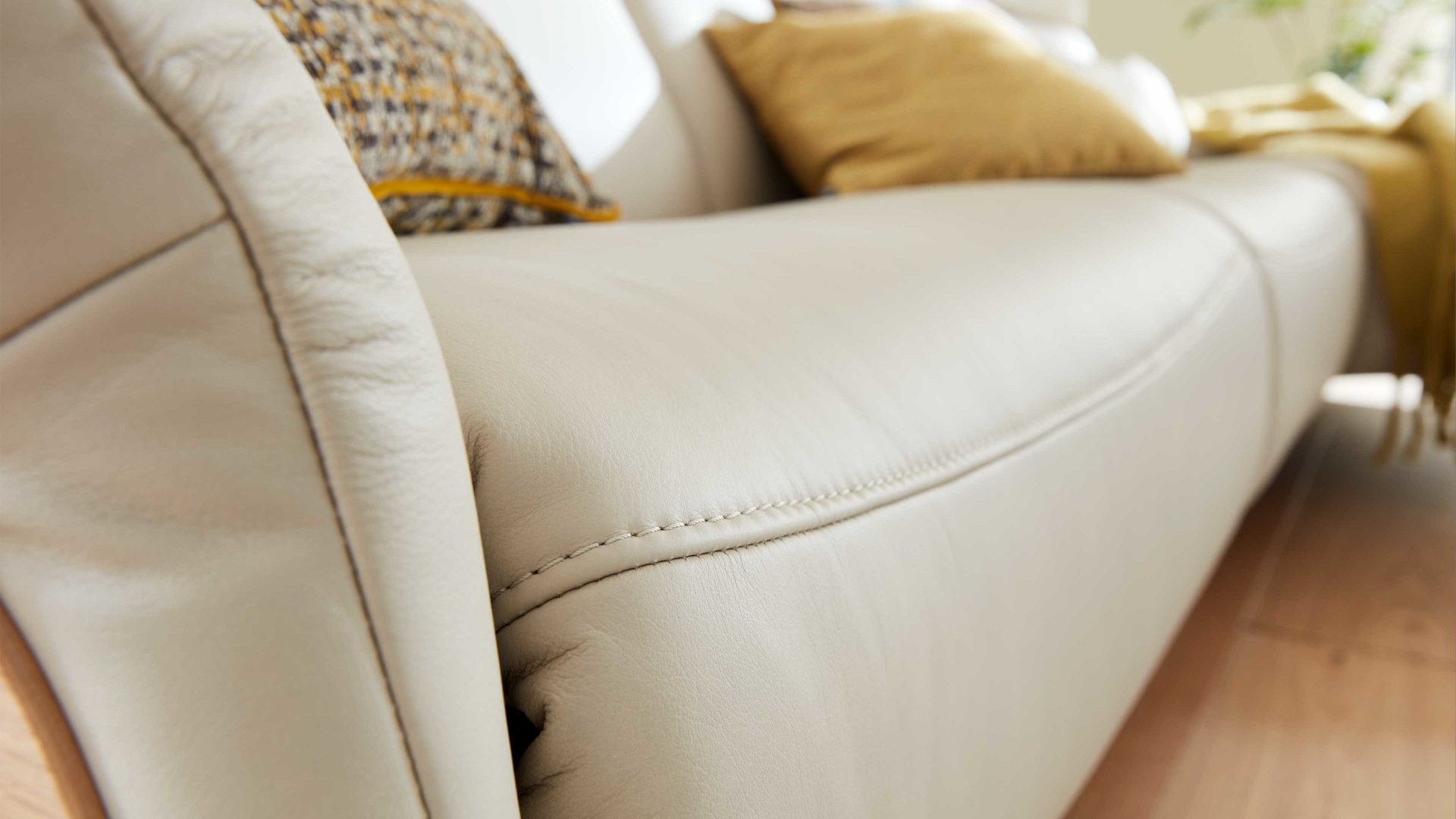 Ecksofa comfortmaster besser sitzen, liegen, leben aus Leder in Weiß Comfortmaster 4160 - Relax-Wohnlandschaft mit Funktionen klifffarbenes LongLife-Leder – Stellfläche ca. 305 x 166 cm